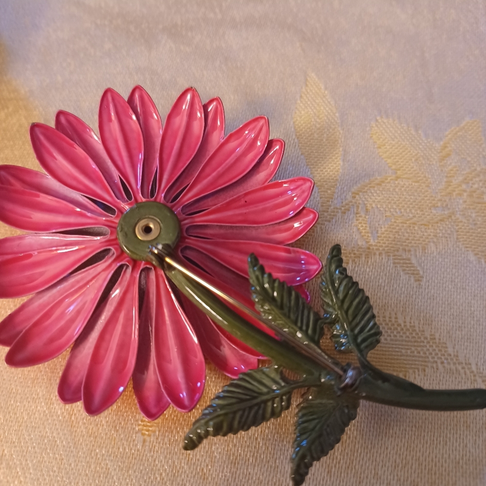 Lovely Vintage Pink Enamel Brooch - Picture 6 of 7